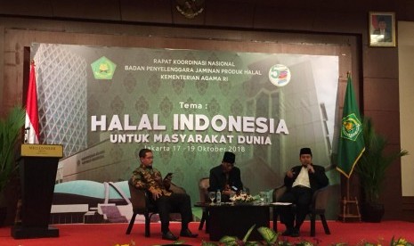 Ketua Badan Penyelenggara Jaminan Produk Halal (BPJPH) Prof Ir Sukoso dan Anggota Komisi Fatwa Majelis Ulama Indonesia (MUI) Aminudin Yakub mengisi Rapat Koordinasi Nasional (Rakornas) BPJPH Kementrian Agama Republik Indonesia, Kamis (18/10) di Jakarta. 