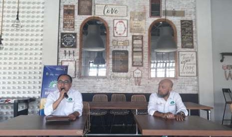 Ketua Badan Promosi Pariwisata Daerah (BPPD) Nusa Tenggara Barat (NTB) Fauzan Zakaria (kiri) dan Direktur Eksekutif BPPD NTB Fahrurrozi Gafar (kanan) di Resto Dapoer Sasak, Jalan Udayana, Mataram, NTB, Sabtu (13/10).