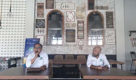 Ketua Badan Promosi Pariwisata Daerah NTB Fauzan Zakaria (kiri) dan Direktur Eksekutif BPPD NTB Fahrurrozi Gafur di Resto Dapoer Sasak, Mataram, Sabtu (13/10)