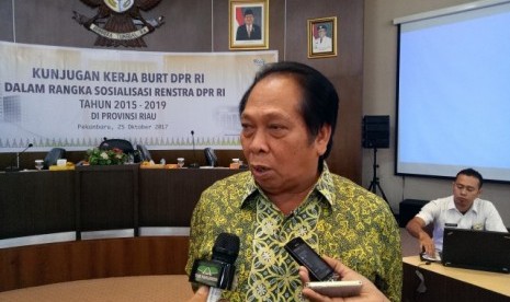 Ketua Badan Urusan Rumah Tangga  (BURT) DPR Anton Sihombing usai mendengarkan masukan dari Pemerintah  Provinsi Riau dan Akademisi, terkait sosialisasi Renstra DPR 2014 -  2019.