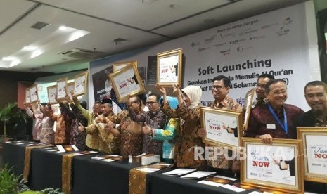 Ketua Badan Wakaf Indonesia (BWI) M Nuh dan Founder ESQ Ary Ginanjar Agustian dalam acara launching Wakaf Investasi Selamanya (WIS) dan gerakan Indonesia Menulis Al-Quran (IMA) di Menara 165, Jakarta Selatan, Rabu (10/1).