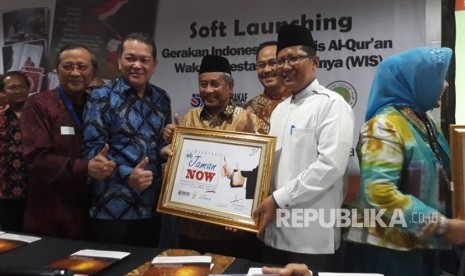 Ketua Badan Wakaf Indonesia (BWI) M Nuh dan Founder ESQ Ary Ginanjar Agustian dalam acara launching Wakaf Investasi Selamanya (WIS) dan gerakan Indonesia Menulis Al-Quran (IMA) di Menara 165, Jakarta Selatan, Rabu (10/1).