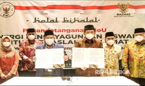 Ketua Badan Wakaf Indonesia, Prof. Dr. Ir. H. Mohammad Nuh, DEA dan Ketua BAZNAS, Prof. Dr. KH. Noor Achmad, MA di Jakarta, Selasa (25/5). Kerjasama kedua pihak dilakukan untuk mengoptimalkan pengelolaan zakat, infak, sedekah dan wakaf (ZISWAF) untuk kemaslahatan Umat.