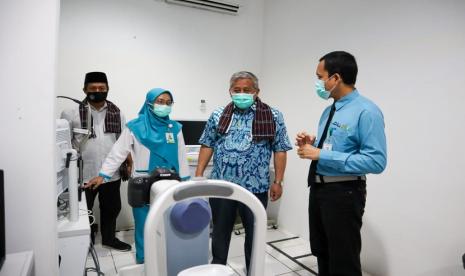 BWI: Umat Harus Mampu Sinergikan Ziswaf. Foto ilustrasi: Ketua Badan Wakaf Indonesia Prof. Dr. Ir. Mohammad Nuh, DEA  beserta komisioner berkunjung ke RS Mata Achmad Wardi BWI-DD. Dalam kunjungannya ketua BWI ini memantau progress RS Mata Achmad Wardi BWI-DD yang tengah mengembangkan layanan Retina Center.