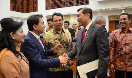 Ketua Banggar DPR berjabat tangan dengan Menko Kemaritiman Luhut Binsar Panjaitan di DPR RI, Senin (10/7)