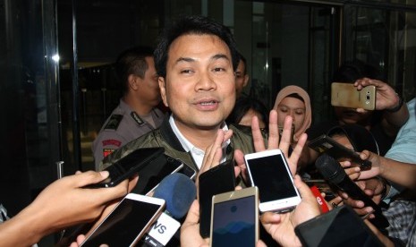 Ketua Banggar DPR sekaligus Ketua DPP Partai Golkar Azis Syamsuddin menjawab pertanyaan wartawan saat meninggalkan gedung KPK usai menjalani pemeriksaan di Jakarta, Senin (27/11). 