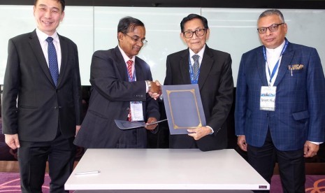 Ketua BANI M. Husseyn Umar (kedua kanan) menyepakati Memorandum Kerjasama antara BANI dan Bangladesh International Arbitration Center (BIAC) dalam konferensi di Bangkok, Thailand, Selasa (21/5).