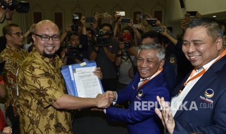 Ketua Bapilu Nasdem Effendy Choirie (kedua kanan) bersama Bendahara Umum Ahmad Ali (kanan) menyerahkan berkas pendaftaran bakal calon legislatif kepada anggota KPU Ilham Saputra (kedua kiri) dan Hasyim Asyari (kiri) di KPU Pusat, Jakarta, Senin (16/7). 