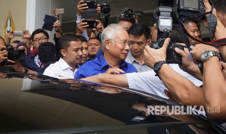 Ketua Barisan Nasional (BN) Dato Seri Najib Razak dikerubuti wartawan seusai melakukan jumpa pers mengenai hasil Pemilihan Umum Ke-14 yang dimenangkan Koalisi Pakatan Harapan (PH), di Gedung PWTC, Kuala Lumpur, Malaysia, Kamis (10/5). 