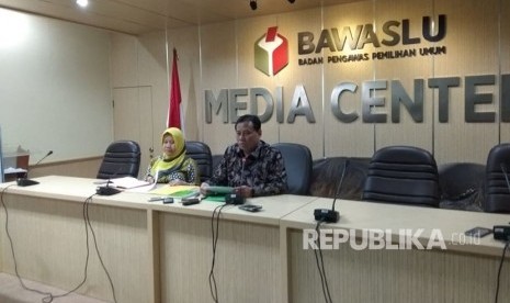 Ketua Bawaslu, Abhan, dalam konferensi pers hasil penanganan dugaan pelanggaran kampanye oleh Partai Solidaritas Indonesia (PSI), Kamis (17/5). Abhan mengungkapkan dua petinggi PSI terancam pidana penjara.