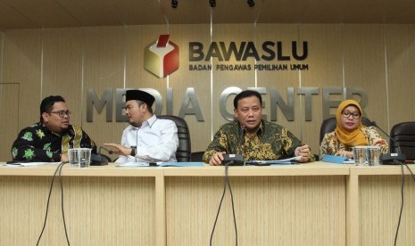 Ketua Bawaslu Abhan (kedua kanan) didampingi anggota Bawaslu Rahmat Bagja (kiri), Muhammad Afifudin (kedua kiri), dan Ratna Dewi Pettalolo (kanan) memberikan keterangan pers mengenai pengawasan Bawaslu pada Pilkada serentak 2018 di kantor Bawaslu, Jakarta, Kamis (12/7). 