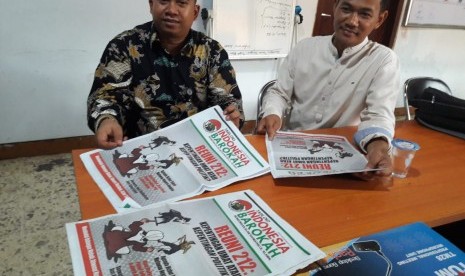 Ketua Bawaslu Indramayu, Nurhadi  (kiri) menunjukkan tabloid Indonesia Barokah, di ruang kerjanya, Kamis (24/1). Tabloid itu ditemukan di sejumlah kecamatan di Kabupaten Indramayu.