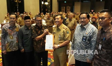 Ketua Bawaslu Jabar, Harminus Koto menandatangani fakta integritas untuk netralitas ASN dalam Pilkada Serentak di Lingkungan Pemprov Jabar, di Hotel Trans, Selasa (30/1)