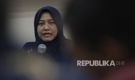 Ketua Bawaslu Jakarta Mimah Susanti menjawab pertanyaan wartawan saat rilis hasil rekapitulasi pelanggaran Pilgub DKI Jakarta di Jakarta Pusat, Jumat (6/1).