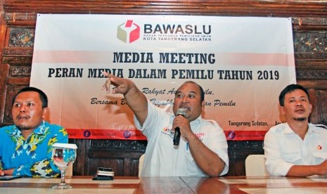 Ketua Bawaslu Kota Tangerang Selatan Muhammad Acep (tengah) didampingi Divisi Pengawasan Slamet (kiri) dan Divisi Penindakan Ahmad Jazuli,.