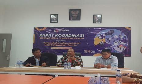 Ketua Bawaslu Kota Tangsel Muhamad Acep (tengah) bersama Koordinator Divisi Penanganan Pelanggaran Bawaslu Tangsel Didik Trihatmoko di kantor Bawaslu Tangsel, Banten, Kamis (26/10/2023).