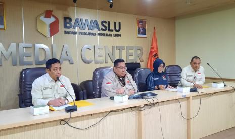 Ketua Bawaslu RI Rahmat Bagja (kedua dari kiri) beserta tiga komisioner Bawaslu lain menyampaikan keterangan pers kepada awak media di Kantor Bawaslu RI, Jakarta, Kamis (15/12). Bawaslu menyatakan menolak laporan dugaan pelanggaran pemilu yang dilakukan Anies Baswedan. 