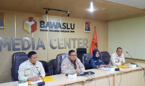 Ketua Bawaslu RI Rahmat Bagja (kedua dari kiri) beserta tiga komisioner Bawaslu lain menyampaikan keterangan pers kepada awak media di Kantor Bawaslu RI, Jakarta, Kamis (15/12). Bawaslu menyatakan menolak laporan dugaan pelanggaran pemilu yang dilakukan Anies Baswedan. 