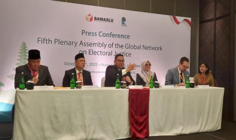 Ketua Bawaslu RI Rahmat Bagja (tengah) saat konferensi pers di Nusa Dua, Senin (10/10).