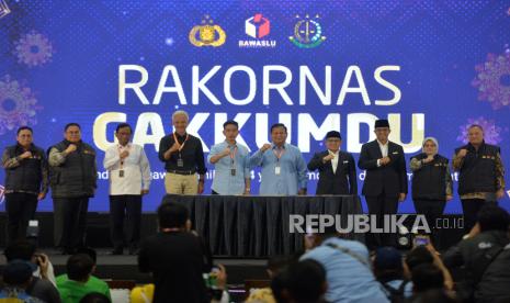 Ketua Bawaslu RI Rahmat Bagja serta para Anggota Bawaslu, bersama dengan para pasangan Capres-Cawapres 2024 usai penandatanganan deklarasi saat acara Rakornas  Gakkumdu di Jakarta, Senin (27/11/2023). Rakornas Gakkumdu ini dalam rangka meningkatkan soliditas sekaligus menyamakan pemahaman persepsi dalam sebuah penegakan hukum pemilu dalam mewujudkan keadilan pemilu. Rakornas ini mengangkat tema Gakkumdu Mengawal Pemilu 2024 yang Demokratis dan Bersahabat. 