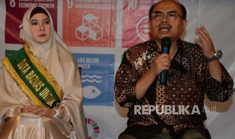 Ketua Baznas Bambang Sudibyo (kanan), dan Duta Baznas untuk SDG's Peggy Melati Sukma menggelar konferensi pers seusai penunjukan Duta Baznas SDG's di Jakarta, Rabu (14/12).