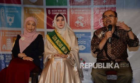 Ketua Baznas Bambang Sudibyo (kanan), Duta Baznas untuk SDG's Peggy Melati Sukma (tengah), dan Anggota Baznas Emmy Hamidiyah menggelar konferensi pers seusai penunjukan Duta Baznas SDG's di Jakarta, Rabu (14/12). Badan Amil Zakat Nasional (Baznas) menunjuk