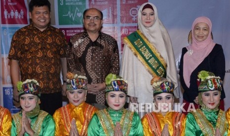 Ketua Baznas Bambang Sudibyo (kedua kiri), Duta Baznas untuk SDG's Peggy Melati Sukma (kedua kanan), Anggota Baznas Emmy Hamidiyah (kanan), Direktur Amil Zakat Nasional Baznas Arifin Purwakananta berfoto bersama seusai penunjukan Duta Baznas SDG's di Jakar