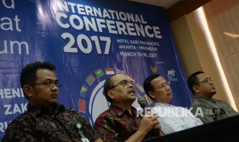 Ketua Baznas Bambang Sudibyo (kedua kiri), Sekjen World Zakat Forum (WZF) Ahmad Juwaini (kedua kanan), Pemimpin Pusat Pungutan Zakat (PPZ) Malaysia Amran Hazali (kanan), dan Ketua Panitia WZF Ahmad Hambali meggelar konferensi pers di kantor Baznas, Jakarta