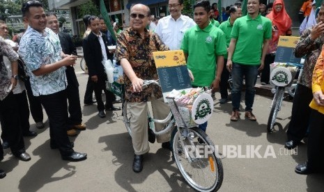  Ketua Baznas Bambang Sudibyo menaiki kopi sepeda saat acara milad ke-16 Baznas di kantor Baznas, Jakarta, Selasa (17/1).