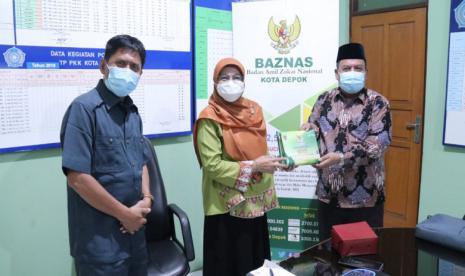 Ketua Baznas Kota Depok, Encep Hidayat menyerahkan bantuan tabung okzigen ke Dinkes Kota Depok.