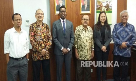 Ketua BAZNAS, Prof. Dr. Bambang Sudibyo, MBA, CA dan Wakil Ketua BAZNAS, Dr. Zainulbahar Noor, MBA, CA, dan Direktur Pendistribusian BAZNAS, Mohd. Nasir Tajang, menerima kunjungan Direktur Perencanaan Lembaga PBB untuk Pengungsi Palestina (UNRWA) yang juga Ketua UNRWA Task Force For Emergency Appeal 2018, Mr. Abdi Aynte dan Asisten Deputi Direktur UNRWA, Katherine Reyes, di Kantor BAZNAS, Menara Taspen, beberapa waktu silam.