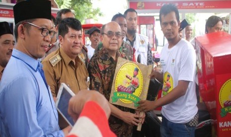 Ketua Baznas RI, Prof. Dr. H. Bambang Sudibyo, MBA, CA meresmikan kelompok usaha sate yang diberi nama Gartim Setia Rasa di Kecamatan Cabangbungin, Kabupaten Bekasi, Senin (17/2). 