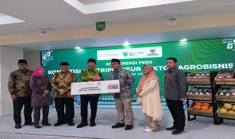 Ketua Baznas RI Prof KH Noor Achmad, Pimpinan Baznas RI Saidah Sakwan dan CEO Kopontren Al-Ittifaq Setia Irawan saat peluncuran program Agrobisnis Santripreneur Baznas di Kantor Baznas RI pada Rabu (8/5/2024). 