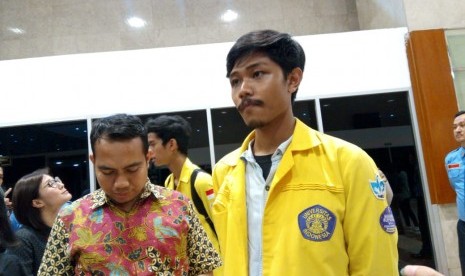 Ketua BEM Universitas Indonesia, Manik Marganamahendra usai audiensi dengan anggota DPR di Gedung Nusantara I, Kompleks Parlemen, Jakarta, Senin (23/4).