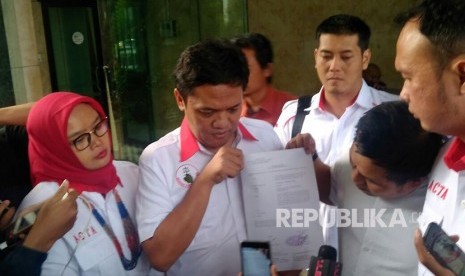 Ketua Bidang Advokasi DPP Partai Gerindra Habiburokhman bersama Advokat Cinta Tanah Air (ACTA) melaporkan akun Instagram terkait fitnah pada Prabowo Subianto. Bareskrim Polri, Jumat (2/3).