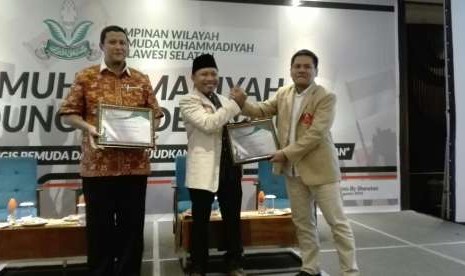 Ketua Bidang Hikmah PP Pemuda Muhammadiyah Sunanto dan Ketua PWPM Sulsel Mahyuddin Abdullah di di acara Youth Leadership Forum (YLF) di Makassar, Sabtu (18/8).