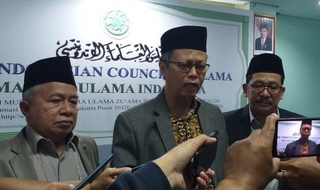 Ketua Bidang Hubungan Luar Negeri MUI, KH Muhyiddin Junaidi (kiri), Wakil Ketua MUI Pusat, Prof Yunahar Ilyas (tengah) dan KH Zainut Tauhid Sa'adi (kanan) usai menyampaikan taushiyah MUI jelang pemilu serentak di kantor MUI, Selasa (9/4). 