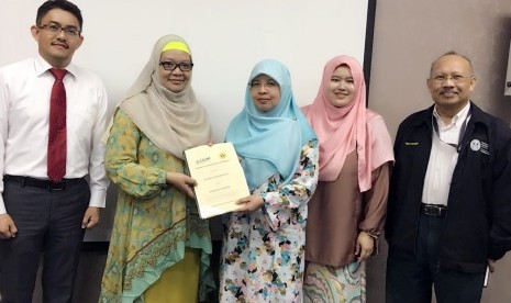 Ketua Bidang Kerja Sama Paguyuban Pasundan Dr Irma Rachmawati (kedua dari kiri) menunjukkan nota kerja sama dengan UUM di Kampus UUM, Malaysia, Senin (16/1).