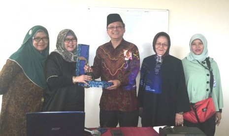 Ketua Bidang Kerja Sama Paguyuban Pasudan Irma Rachmawati (kedua dari kiri) menyerahkan cenderamata berupa kujang sebagai lambang Paguyuban Pasundan kepada Chairman of Fuchun CC Malay Activity Education Club Singapore Yahya Hamid PBM M.Ed, belum lama ini.  