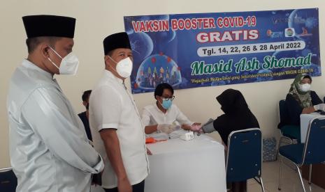 Ketua Bidang Pemberdayaan Masyarakat  (YBMI) Sugiharjo dan Ketua DKM Masjid Ash Shomad Dr KH Marzuki memantau pelaksanaan vaksinasi booster, Selasa (26/4/2022).