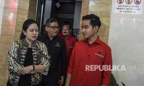 Ketua Bidang Pemerintahan, Pertahanan dan Keamanan PDI Perjuangan Puan Maharani (kiri) bersama Sekretaris Jenderal Hasto Kristiyanto (kedua kiri) dan bakal calon Wali Kota Solo Gibran Rakabuming Raka (kanan) dan Achmad Purnomo (kedua kanan) berjalan usai uji kelayakan dan kepatutan penjaringan calon Wali Kota Solo di Kantor DPP PDI Perjuangan, Menteng, Jakarta, Senin (10/2/2020).