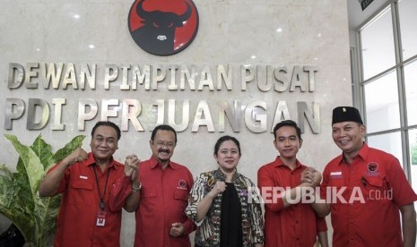 Ketua Bidang Pemerintahan, Pertahanan dan Keamanan PDI Perjuangan Puan Maharani (tengah) bersama Ketua bidang Pemenangan Pemilu Bambang Wuryanto (kiri) dan bakal calon Wali Kota Solo Gibran Rakabuming Raka (kedua kanan) serta pasangan bakal calon Wali Kota Solo Achmad Purnomo (kedua kiri) dan Teguh Prakosa (kanan) berpose usai uji kelayakan dan kepatutan penjaringan calon Wali Kota Solo di Kantor DPP PDI Perjuangan, Menteng, Jakarta, Senin (10/2/2020). 