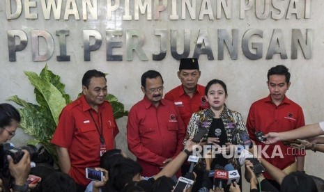 Ketua Bidang Pemerintahan, Pertahanan dan Keamanan PDI Perjuangan Puan Maharani (kedua kanan) bersama Ketua bidang Pemenangan Pemilu Bambang Wuryanto (kiri) dan bakal calon Wali Kota Solo Gibran Rakabuming Raka (kanan) serta pasangan bakal calon Wali Kota Solo Achmad Purnomo (kedua kiri) dan Teguh Prakosa (tengah) memberikan keterangan pers usai uji kelayakan dan kepatutan penjaringan calon Wali Kota Solo di Kantor DPP PDI Perjuangan, Menteng, Jakarta, Senin (10/2/2020).