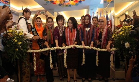 Ketua Bidang Pengembangan Usaha Dekranas Bintang Puspayoga membuka event IBT Expo 2018, di Regency Mainhall-Hotel Garden Palace, Surabaya