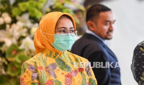 Ketua Bidang Perempuan DPP Partai Golkar Airin Rachmi Diany (kiri) dan Bendahara Umum DPP NasDem Ahmad Sahroni (kanan) mendampingi ketua umum mereka usai melakukan pertemuan di DPP Partai NasDem, Jakarta, Kamis (10/3/2022). Kunjungan Ketua Umum Partai Golkar Airlangga Hartarto ke DPP Partai NasDem itu untuk bersilaturahmi serta membahas isu-isu terkini.