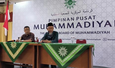 Ketua Bidang Tabligh, Dakwah Komunitas, Kepesantrenan, dan Pembinaan Haji-Umrah Pimpinan Pusat (PP) Muhammadiyah, KH Dr Saad Ibrahim (kanan)