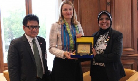 Ketua BKSAP DPR-RI Nurhayati Ali Assegaf bersama Mari Kiviemi, Deputi Sekretaris Jenderal Organization for Economic Cooperation and Development (OECD).