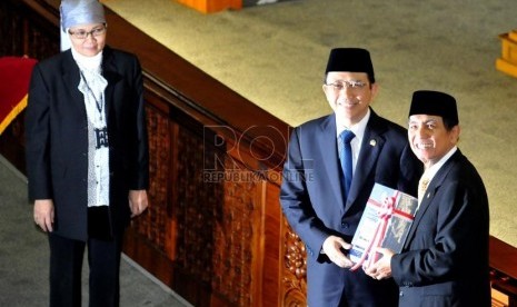  Ketua BPK Hadi Poernomo (kanan) saat menyerahkan berkas kepada Ketua DPR Marzuki Alie (kiri) dalam rapat paripurna di gedung DPR, Kompleks Parlemen Senayan, Jakarta, Selasa (11/6).     (Republika/Prayogi)