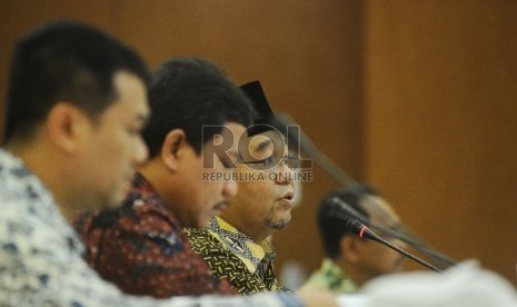 Ketua BPK Haris Azhar Aziz (tengah) berbicara dalam konferensi pers di kantor BPK, Jakarta, Selasa (22/9).