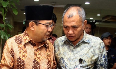 Ketua BPK Harry Azhar Azis (kiri) berbincang bersama Ketua KPK Agus Raharjo (kanan) saat akan melakukan pertemuan antara KPK dengan BPK di kantor BPK, Jakarta, Rabu (13/1). 